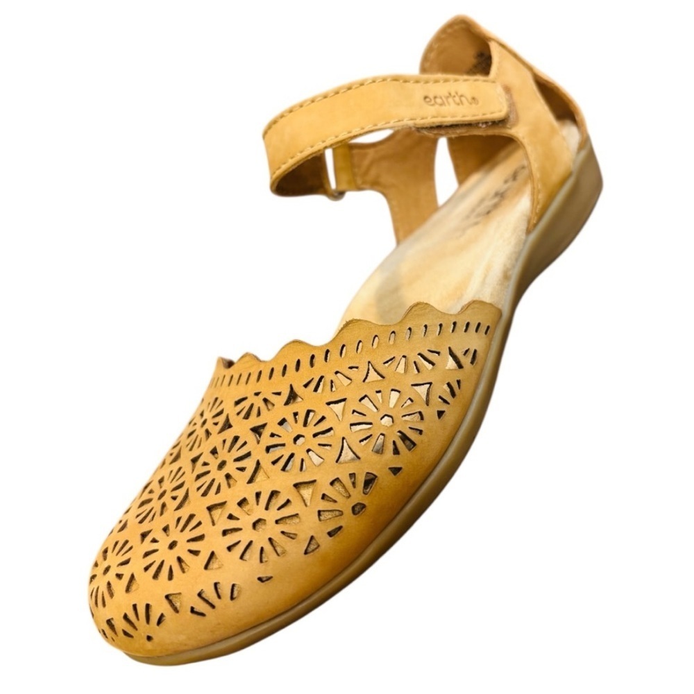 Earth Women's Mustard Colored Bronnie Casual Sandal with Cut-Out Design Size 5